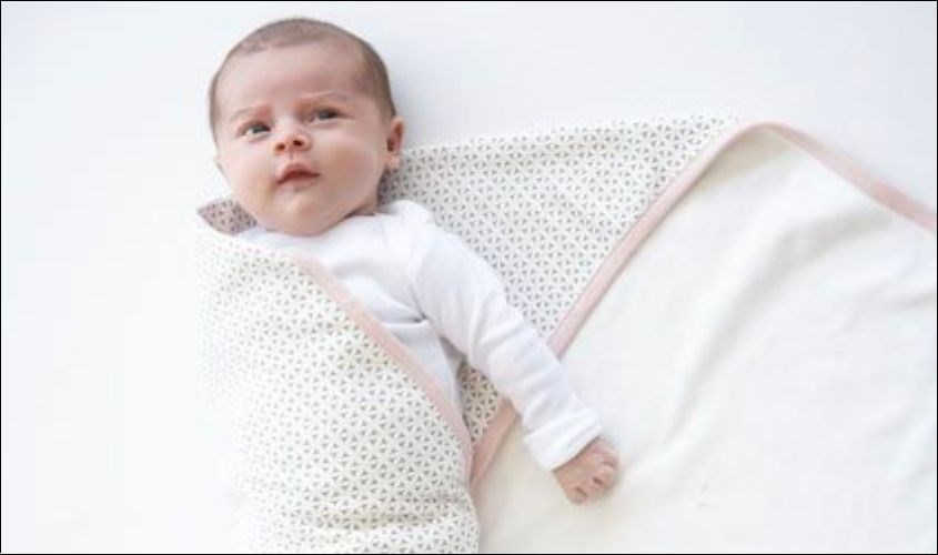 Gập phần đuôi của tã lên sát với thân người bé