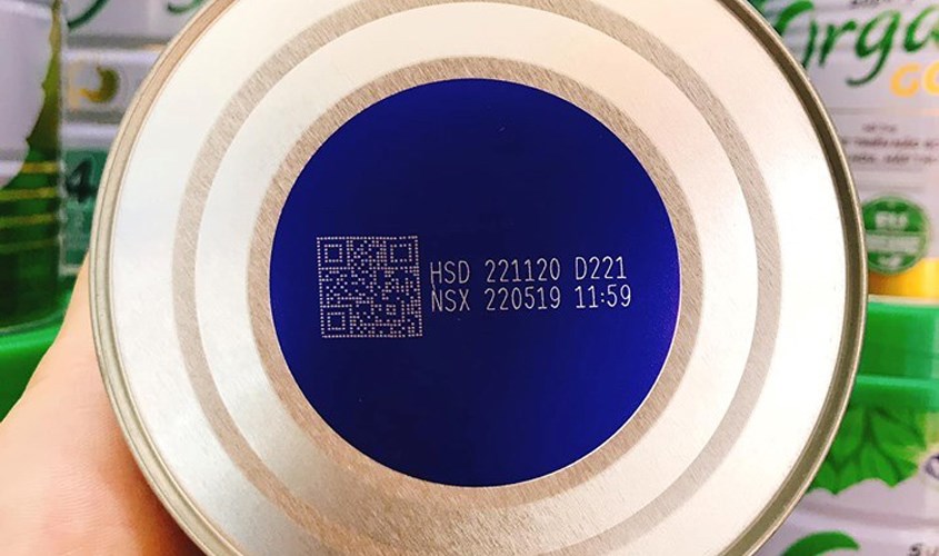 Phần dưới lon sữa Vinamilk Organic Gold có mã QR Code