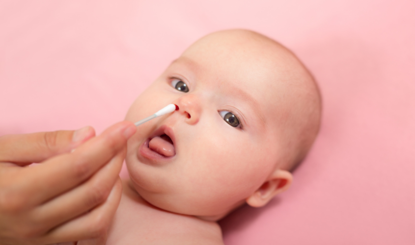 Mẹ nên thường xuyên lấy gỉ mũi nhưng không cần vệ sinh mũi trẻ mỗi ngày