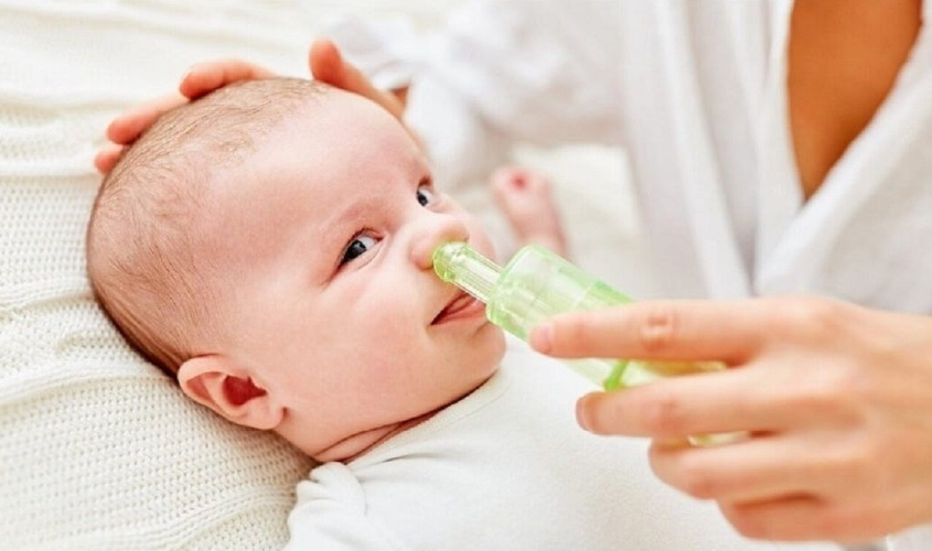 Trẻ chưa thể tự khịt mũi để tống các chất tiết đường hô hấp ra ngoài