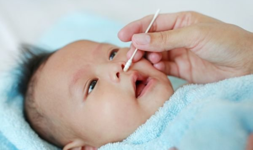 Không nên dùng chung một tăm bông để lấy gỉ mũi