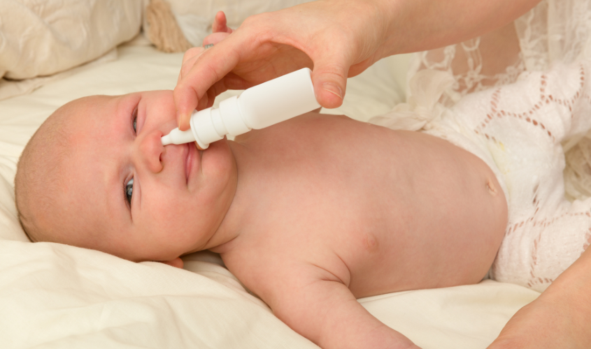 Dùng tăm bông để ngoáy mũi có thể ảnh hưởng đến niêm mạc và mạch máu mũi của trẻ