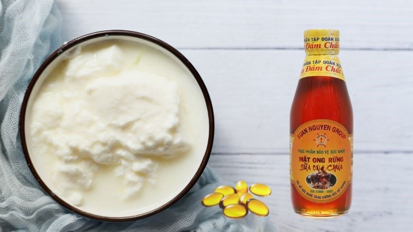 Kết hợp mật ong rừng nguyên chất pha sữa ong chúa Xuân Nguyên cùng sữa chua và Vitamin E