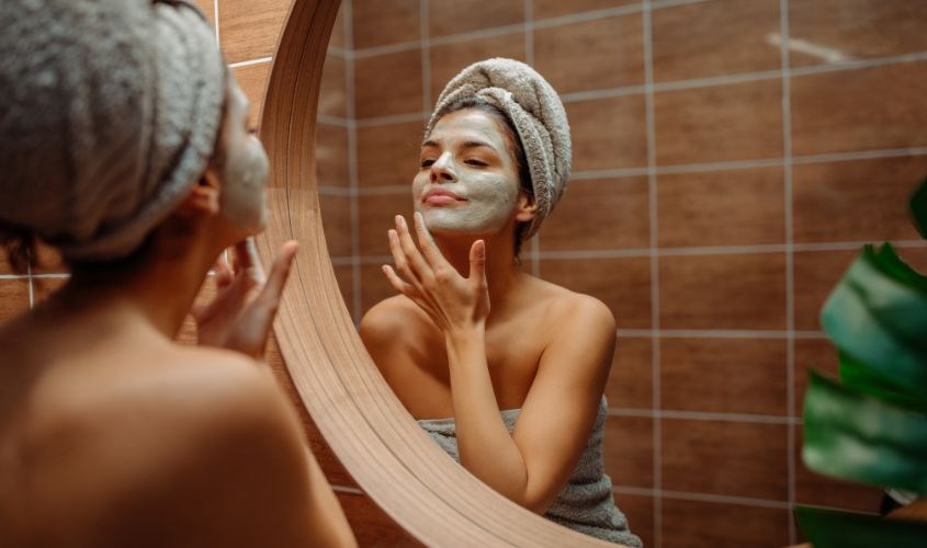 Bạn nên kết hợp sử dụng Vitamin E, sữa chua và những nguyên liệu khác để làm mặt nạ