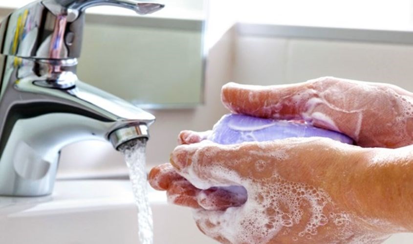 Vệ sinh tay thật sạch trước khi pha sữa cho bé