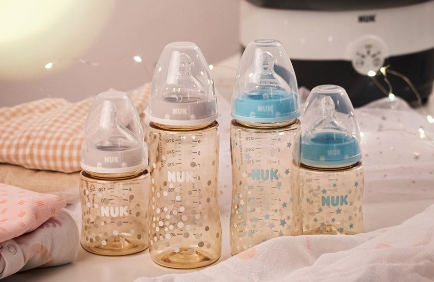 Mẹ nên lưu ý khử mùi cao su sau khi mua về, vệ sinh sạch sẽ bình trước và sau khi cho bé sử dụng bình