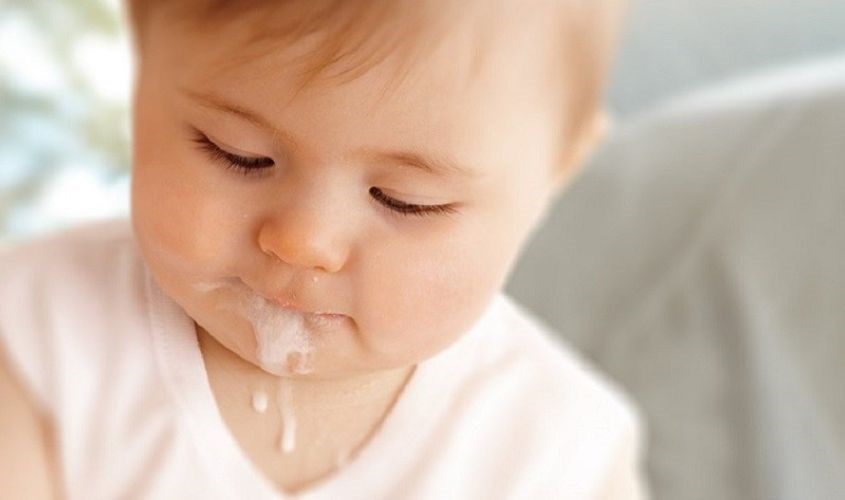 Hệ tiêu hóa của trẻ ở độ tuổi này còn yếu nên dễ bị nôn, ọc sữa