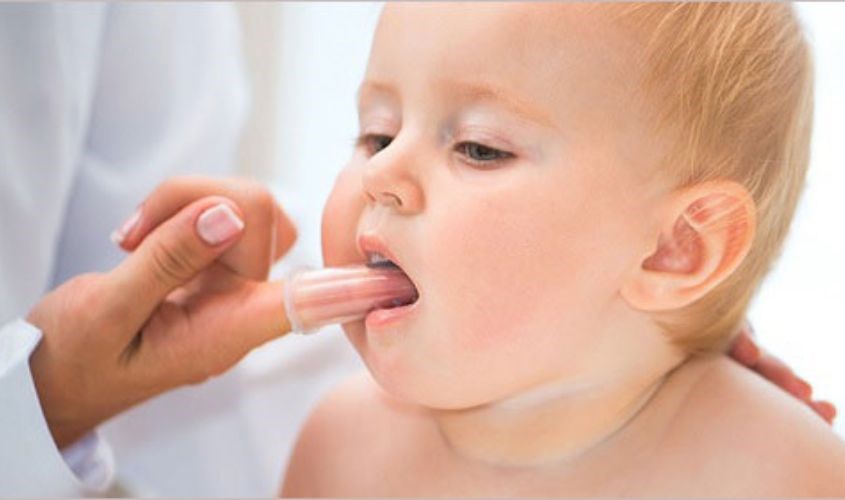 Hướng dẫn vệ sinh miệng cho trẻ sơ sinh trong giai đoạn ăn dặm