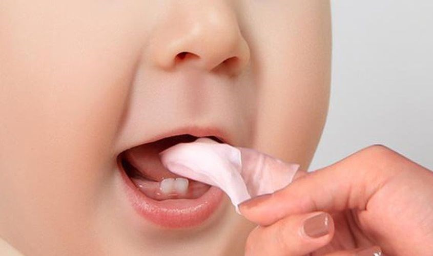 Thường xuyên tưa lưỡi sẽ giúp giảm thiểu tình trạng có mùi trong miệng bé, làm bé biếng ăn