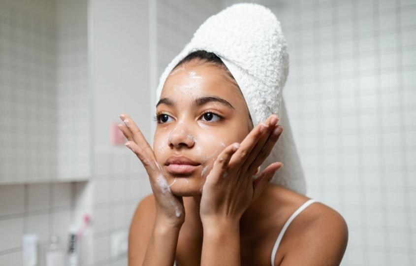 Cách sử dụng sản phẩm mỹ phẩm chứa cồn