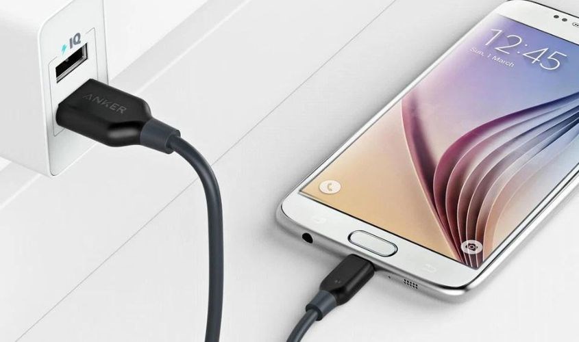 Khi cắm đầu Micro USB vào cổng kết nối phải theo một chiều nhất định