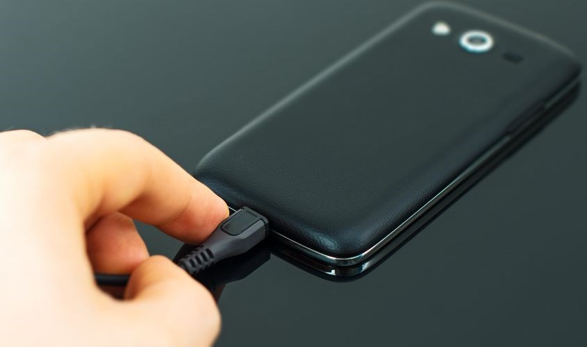 Không nên dùng lực quá mạnh để kéo dây cáp ra khỏi thiết bị