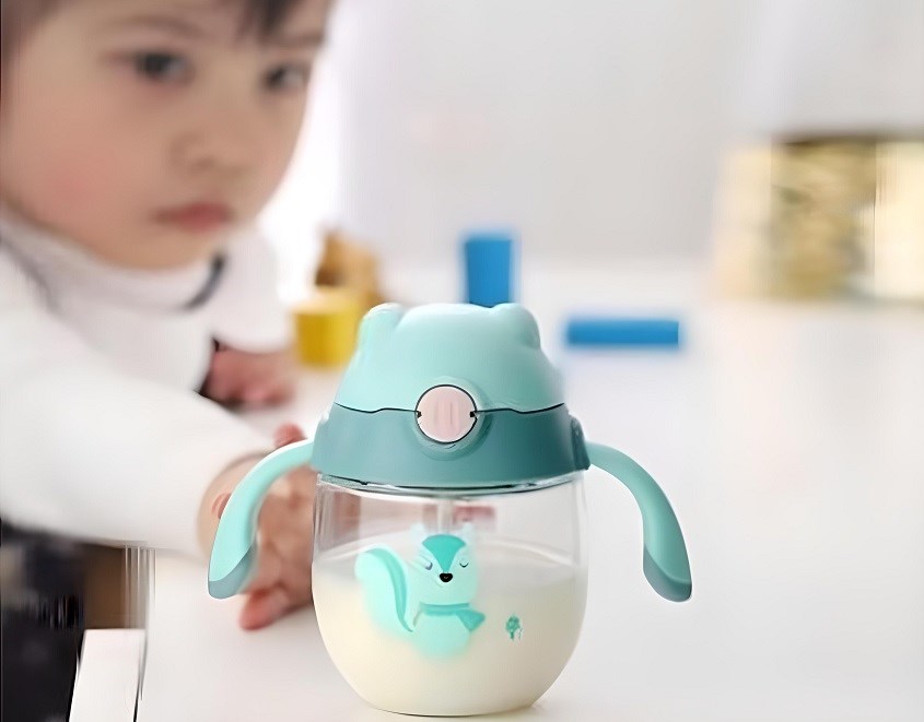 Mẹ nên chuẩn bị một bình nước riêng cho bé mang theo đến lớp