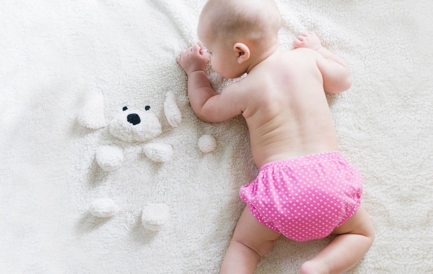 Cha mẹ nên chuẩn bị sẵn bỉm để con có thể thay khi cần