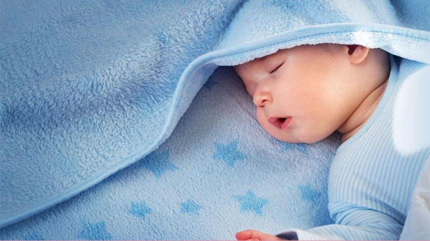 Không cần cho trẻ sơ sinh dùng gối đầu