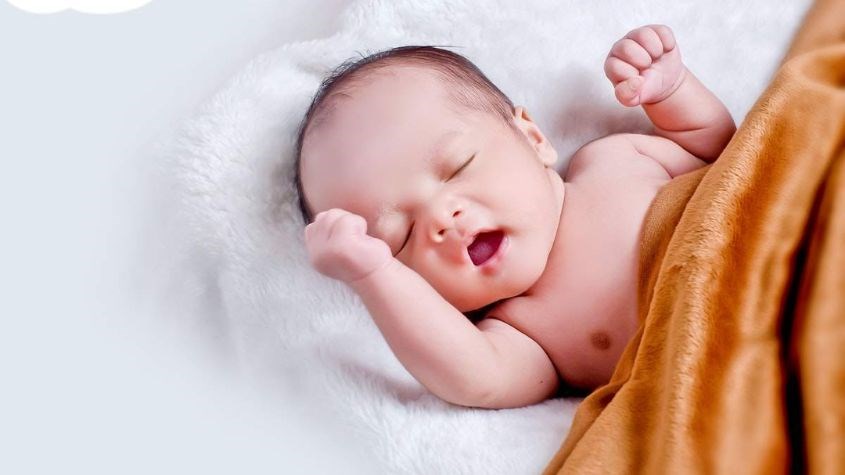 Gấp khăn kê đầu cho trẻ