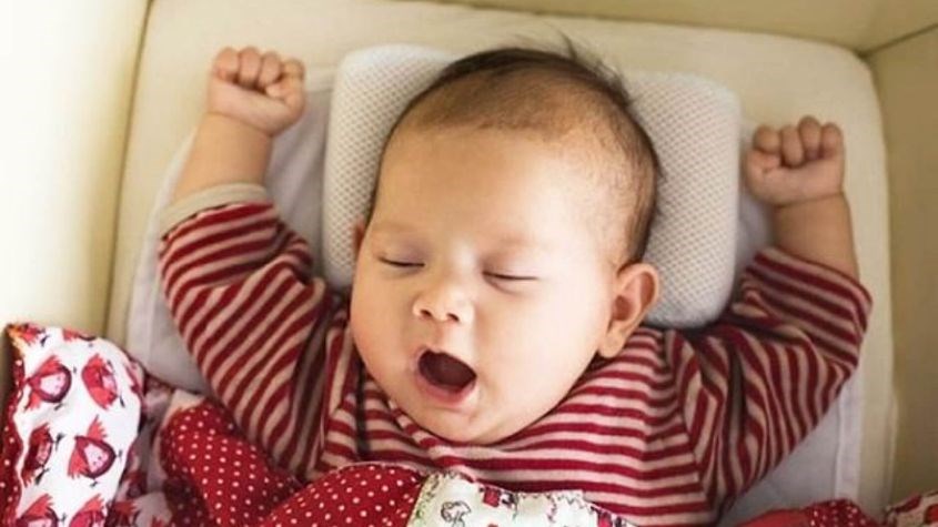 Gấp khăn đặt dưới nệm cho bé