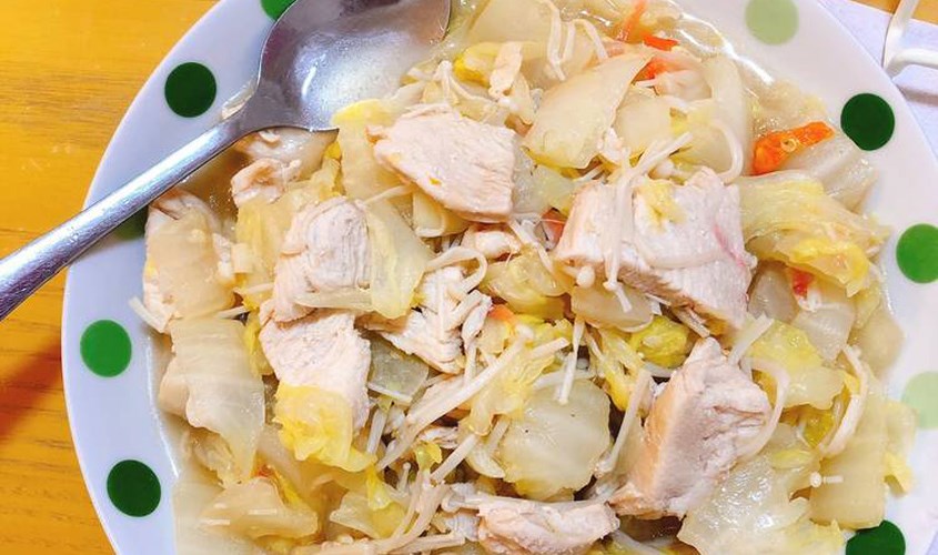 Rau cải thảo nấu với thịt gà và táo Rau cải thảo nấu với thịt gà và táo