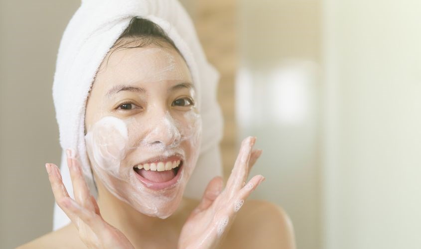 Chọn sữa rửa mặt có dòng chữ Sensitive Cleansing Foam