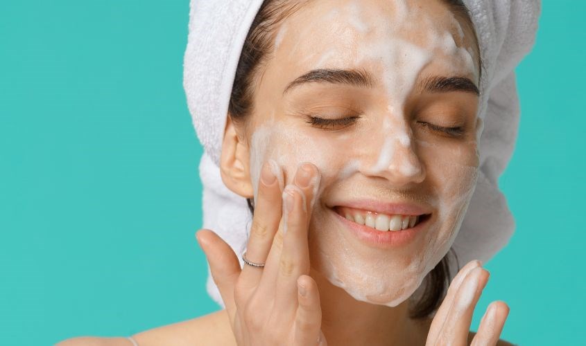 Không nên chọn sữa rửa mặt chứa các hạt massage nhỏ li ti