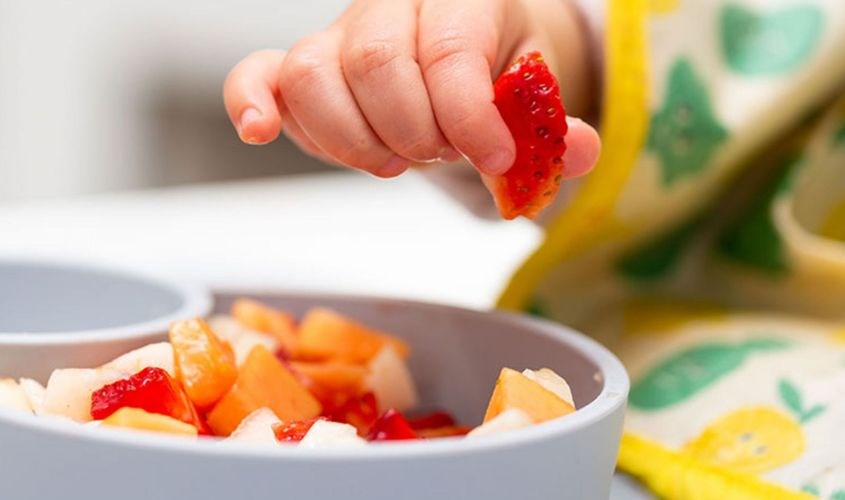 Cần cho bé ăn trái cây với liều lượng thích hợp