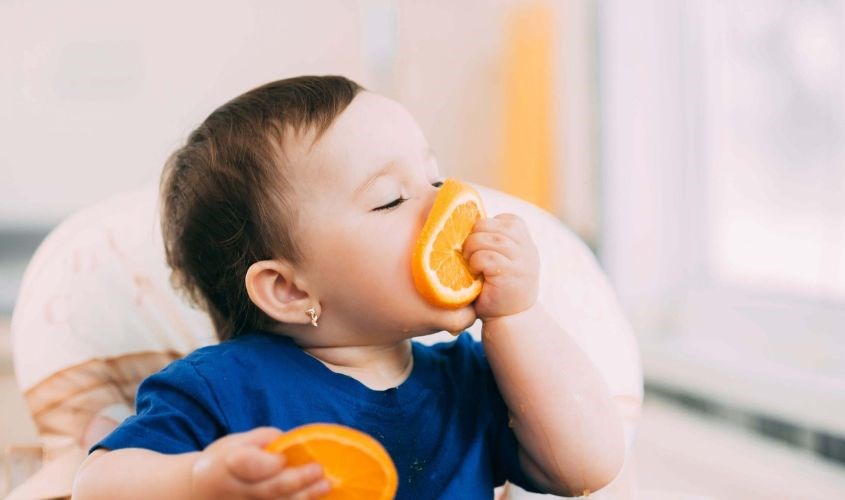 Bé ăn dặm bằng cam