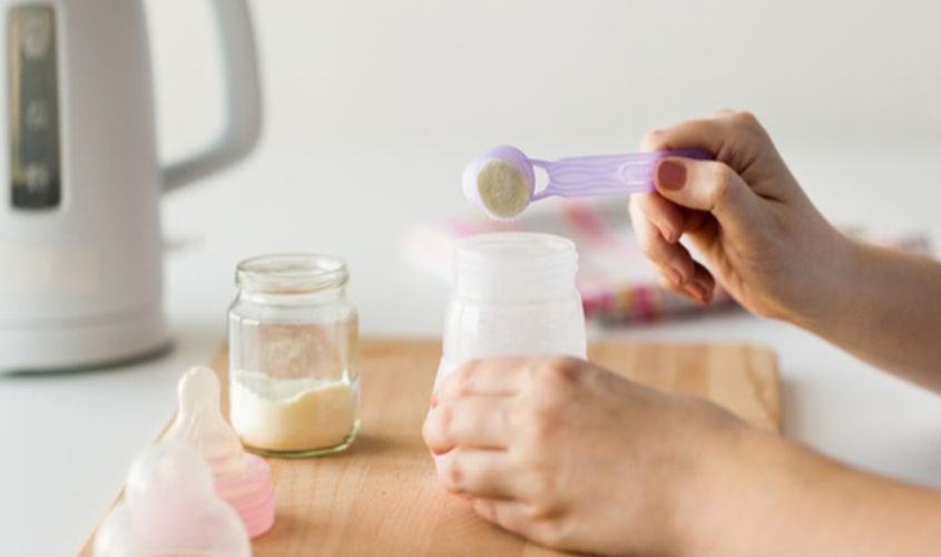 Uống sữa công thức để bổ sung Canxi