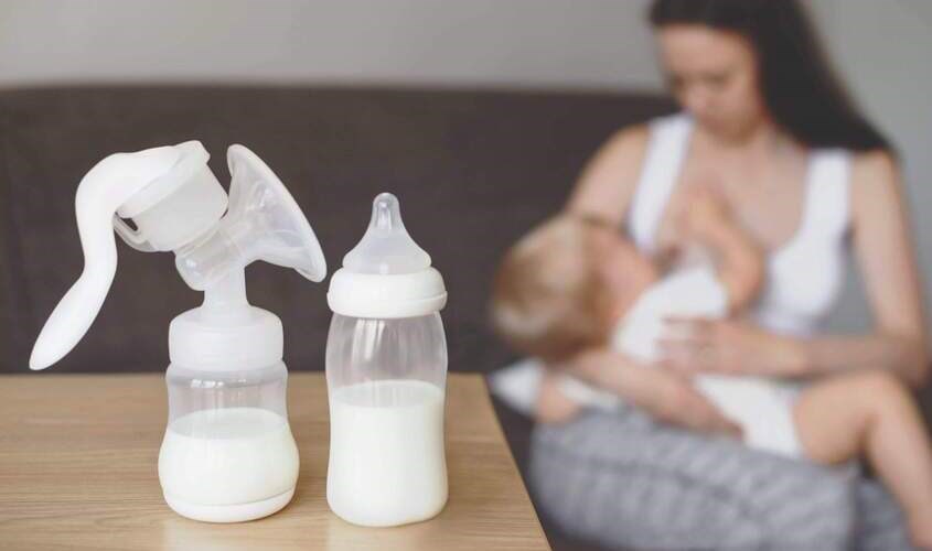 Ăn uống điều độ và đầy đủ dưỡng chất giúp mẹ đảm bảo lượng sữa cho bé bú