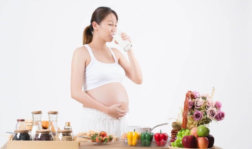 Các mẹ nên uống sữa ngay khi pha và tránh để sữa lạnh, nguội