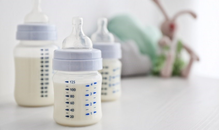 Nên chia thành nhiều bữa nhỏ để bé được cung cấp đủ chất