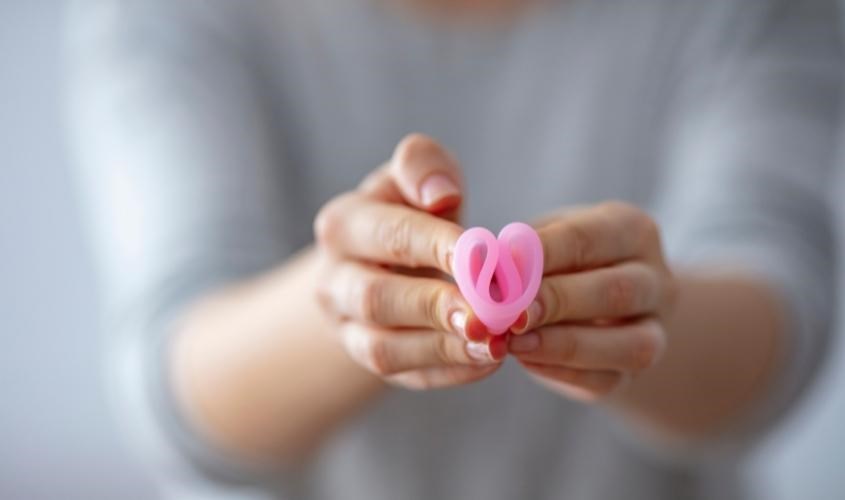 Bóp nhẹ miệng cốc thành hình chữ C hoặc chữ V