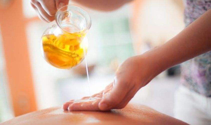Massage bằng dầu oliu giúp giảm mỡ bụng