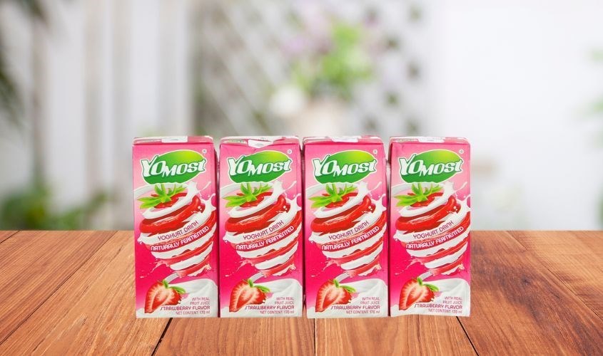 Lốc 4 hộp sữa chua uống tiệt trùng Yomost vị dâu 170 ml (từ 2 tuổi)