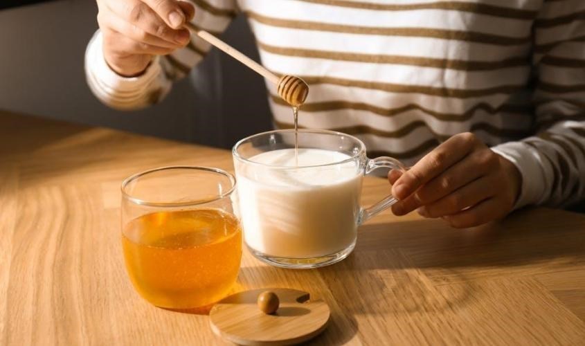 Uống sữa đậu nành cùng mật ong có thể khiến người dùng bị khó thở hoặc hôn mê