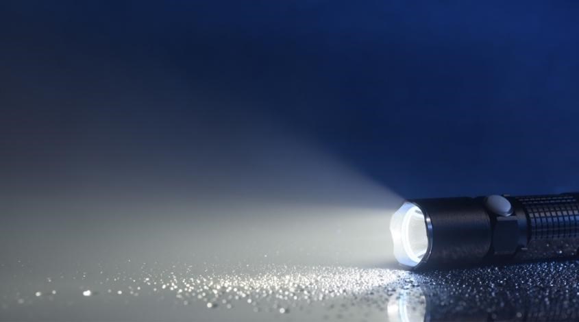 Dùng đèn pin để kiểm tra xem thủy ngân còn sót lại 