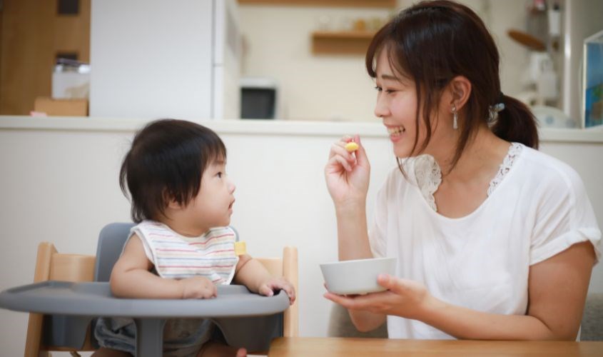 Bé có thể ngồi vững và thẳng đầu là có thể bắt đầu ăn dặm