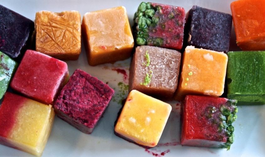 Bỏ thức ăn cho bé trong các khay đựng đá để chia thành phần nhỏ