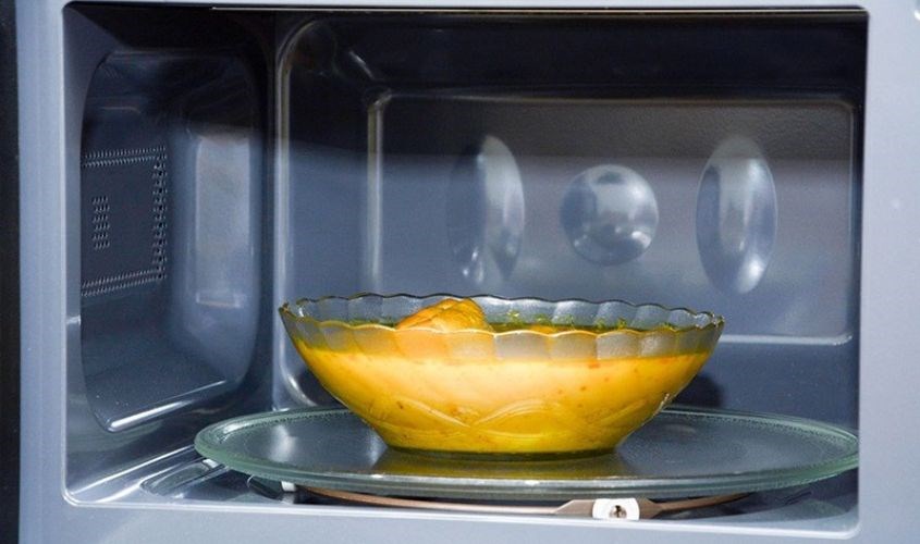 Dùng lò vi sóng cũng có thể hâm nóng được thức ăn nhanh chóng