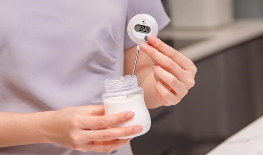 Kiểm tra độ nóng của sữa