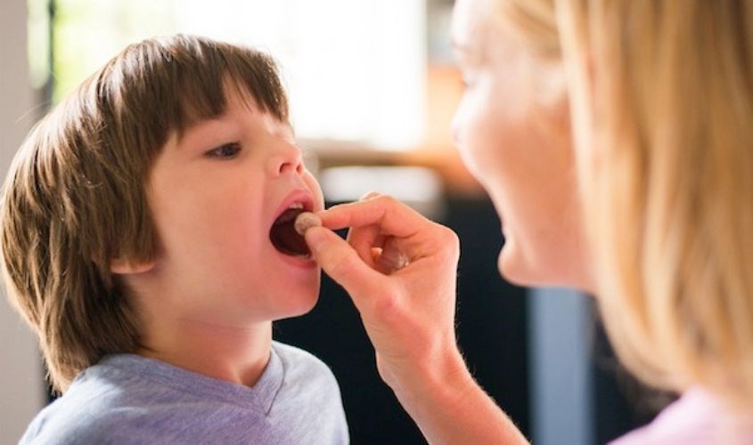 Nên cho bé uống vitamin tổng hợp vào buổi sáng là tốt nhất.