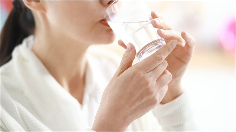 Uống đủ lượng nước trong ngày có thể giúp duy trì độ ẩm cho ruột