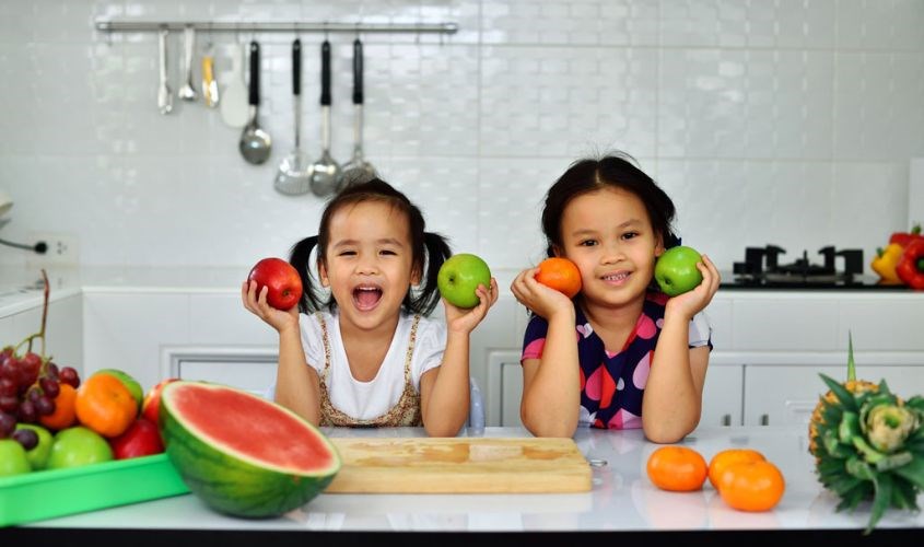 Bổ sung đầy đủ dưỡng chất, đặc biệt là chất xơ, giúp con tràn đầy năng lượng