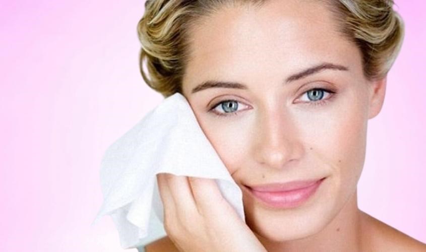 Dùng khăn giấy lau mặt vẫn an toàn cho da