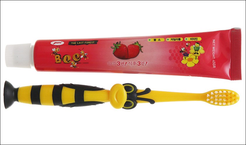 Combo kem đánh răng và bàn chải cho bé Bee hương dâu 45g