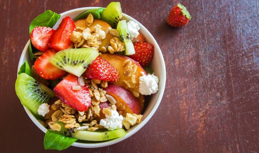 Dùng granola như nguyên liệu của món salad để kích thích vị giác