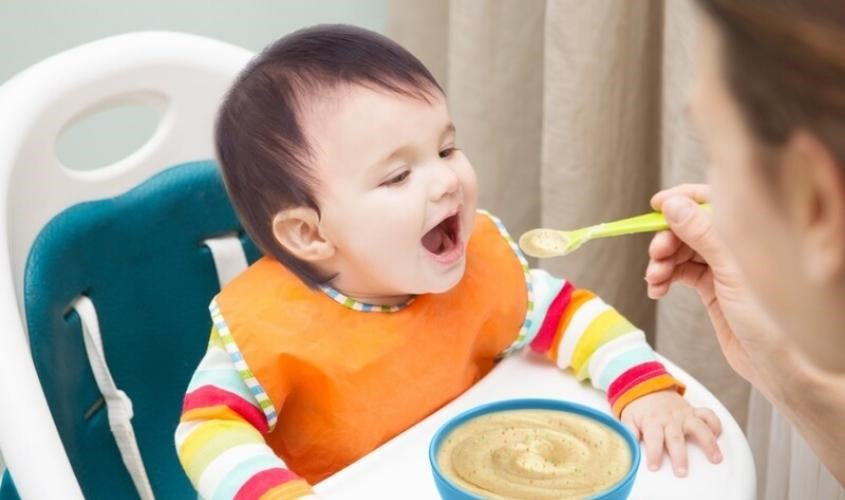 Dấu hiệu cho thấy bé đã sẵn sàng ăn dặm