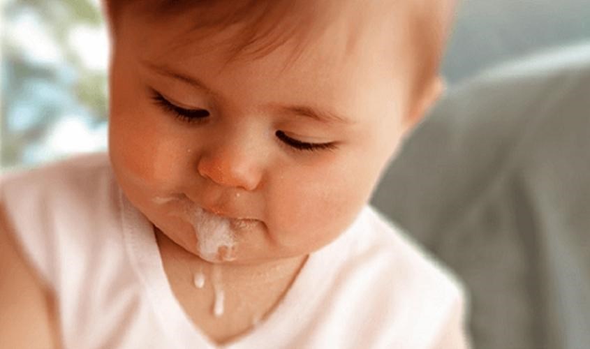 Đau bụng, buồn nôn là dấu hiệu bé bị rối loạn tiêu hóa