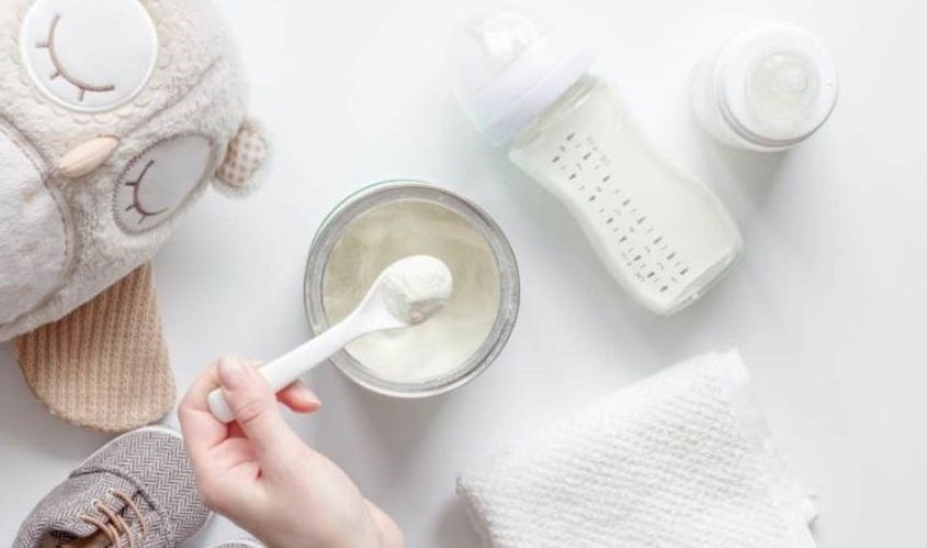 Mẹ nên dùng muỗng kèm trong hộp sữa để đong đúng lượng như hướng dẫn trên bao bì