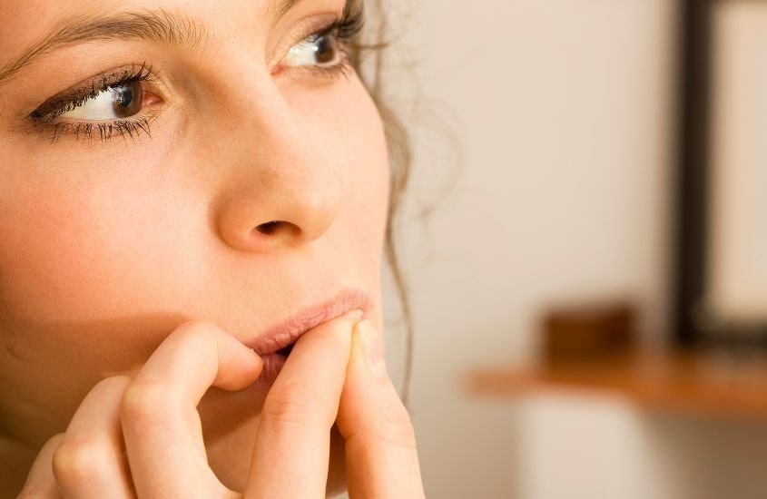 Cắn móng tay có thể ảnh hưởng đến men răng