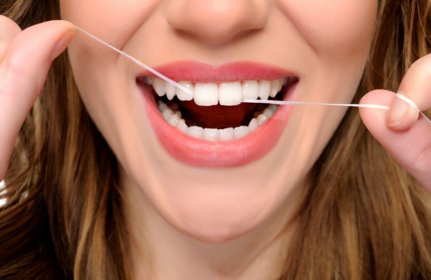 Chỉ nha khoa giúp loại bỏ mảng bám trên răng